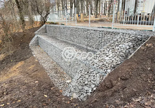 Подпорная стенка в центральном парке Звенигорода